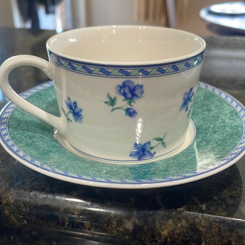 Mika’s a Ultima + pair of flat cups with saucers